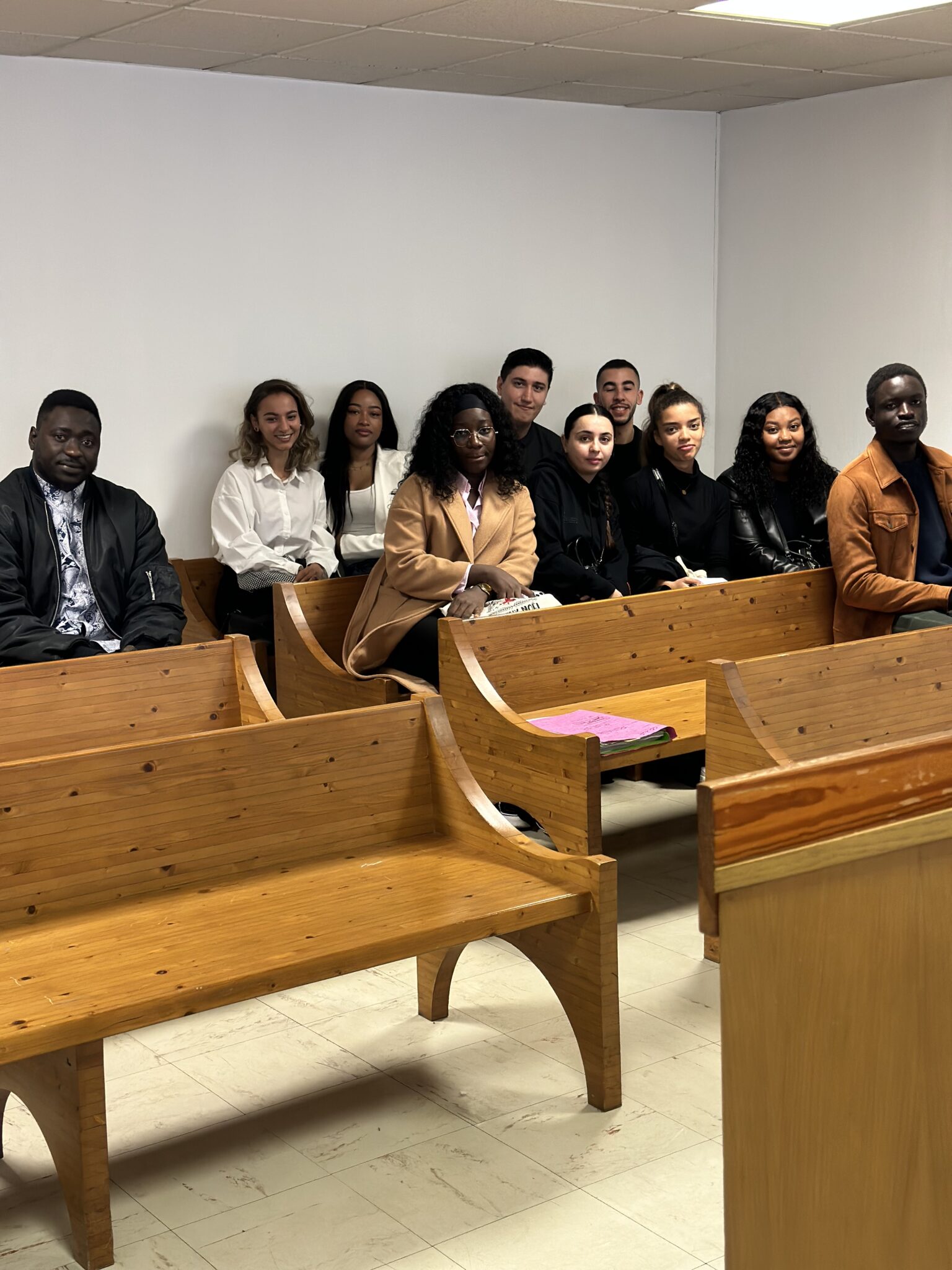 Étudiants Esage assis dans la salle d'audience du Tribunal des Prud'Hommes de Marseille